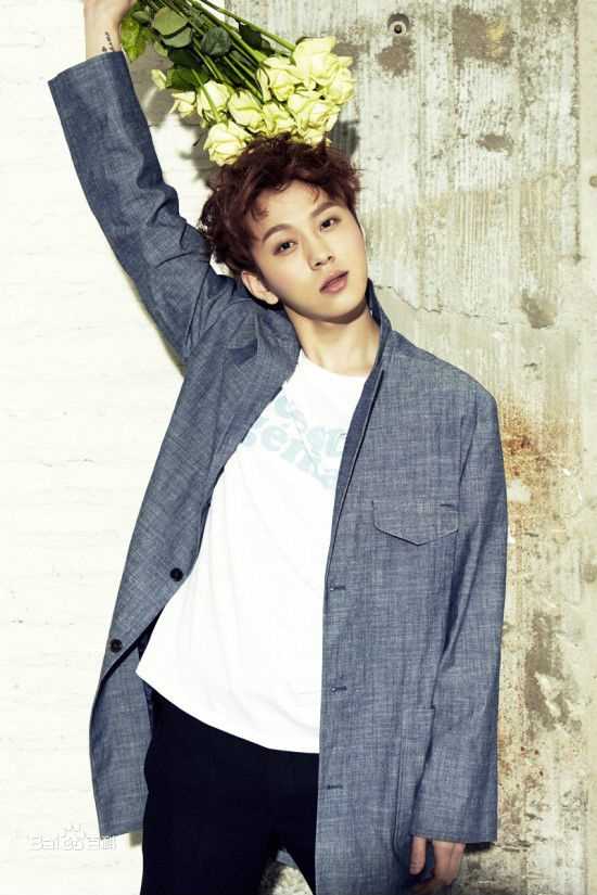 龙俊亨(，Yong Jun Hyung)画报作品性感图片壁纸