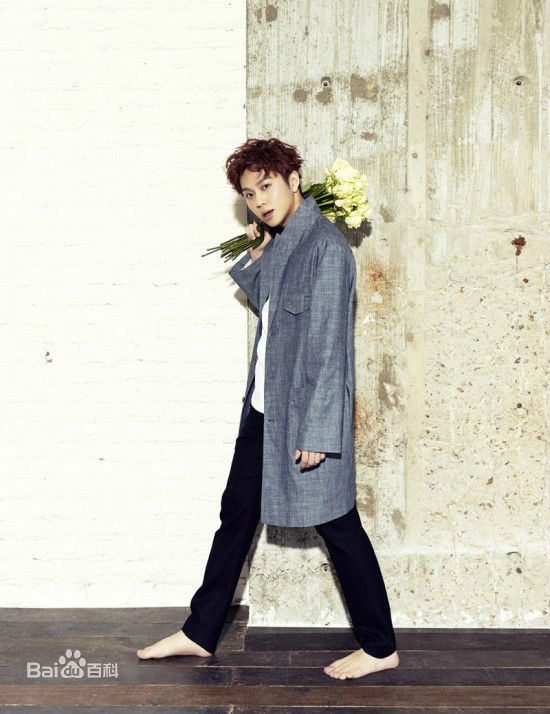 龙俊亨(，Yong Jun Hyung)画报作品性感图片壁纸