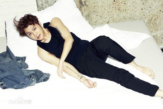 龙俊亨(，Yong Jun Hyung)画报作品性感图片壁纸