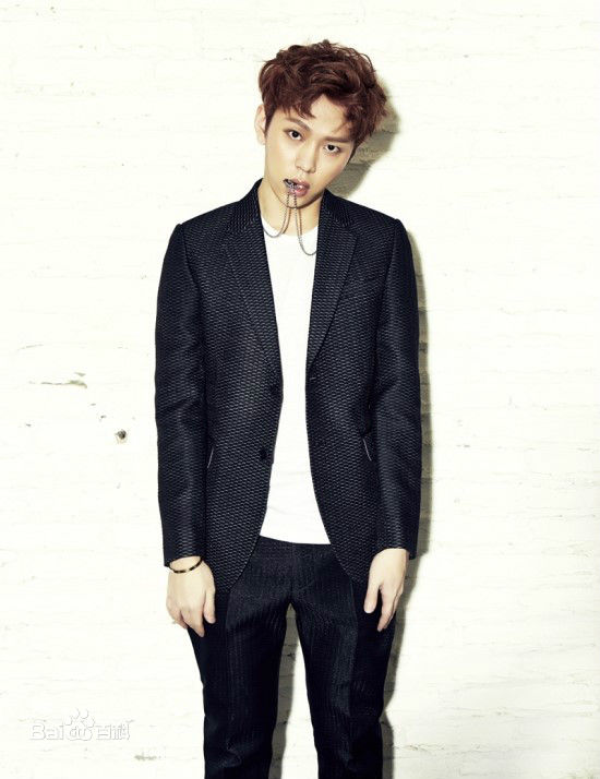 龙俊亨(，Yong Jun Hyung)画报作品性感图片壁纸