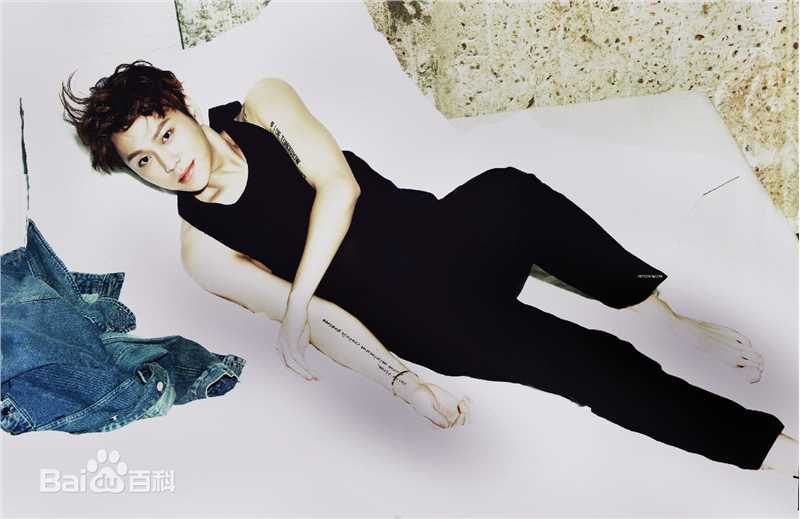 龙俊亨(，Yong Jun Hyung)画报作品性感图片壁纸