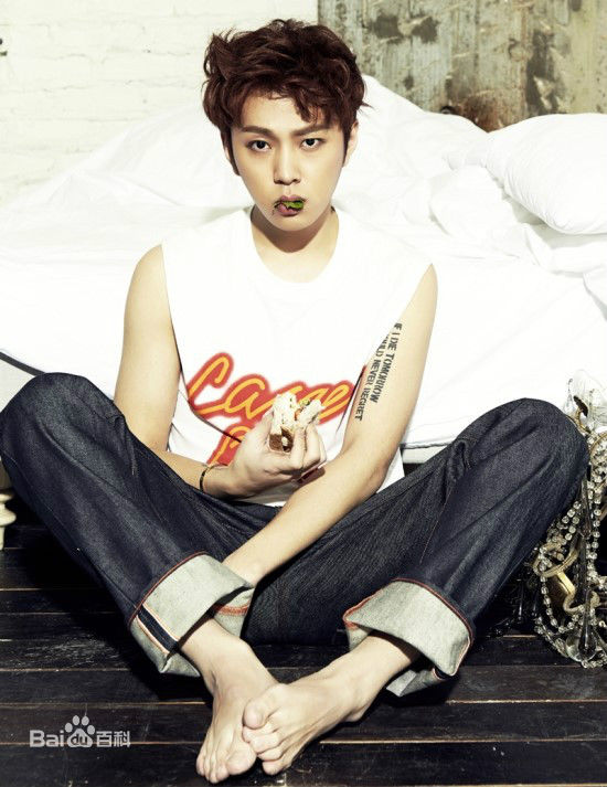 龙俊亨(，Yong Jun Hyung)画报作品性感图片壁纸