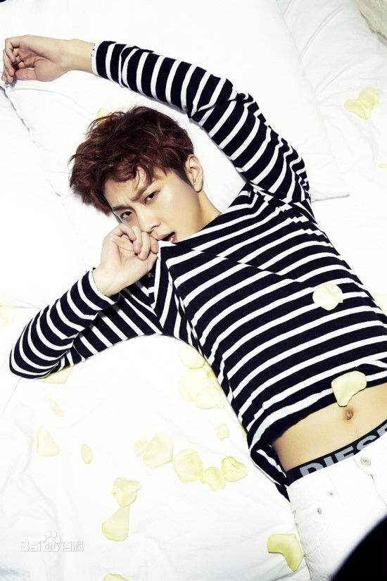 龙俊亨(，Yong Jun Hyung)画报作品性感图片壁纸