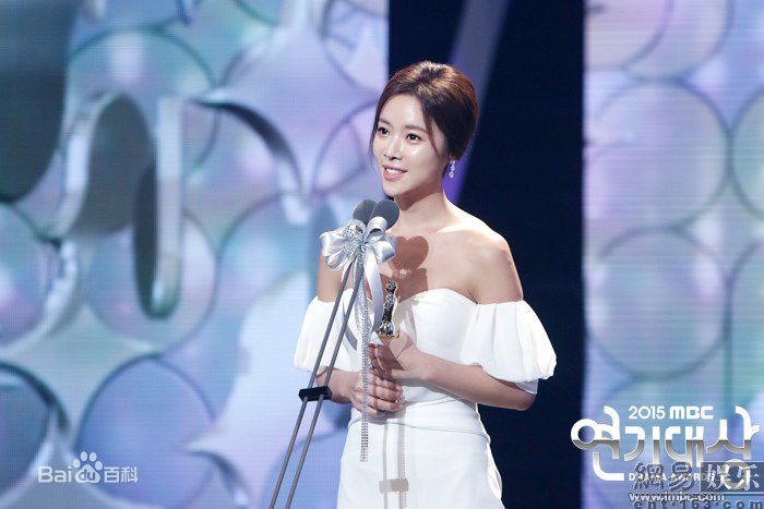 黄正音(Hwang Jung Eum)获奖前后照片