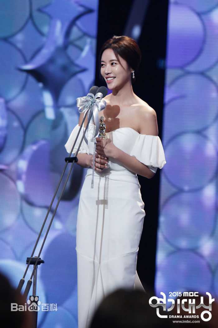 黄正音(Hwang Jung Eum)获奖前后照片