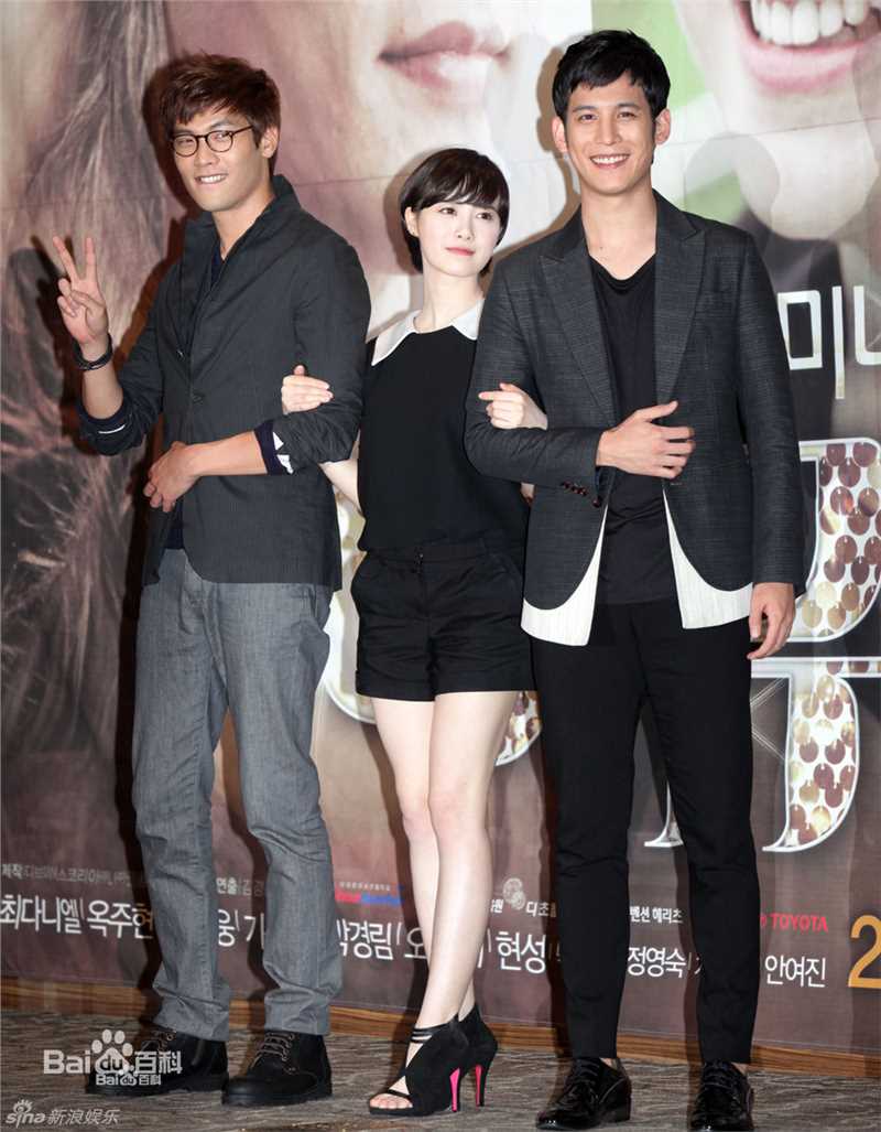 朴基雄(,Park Ki Woong,パク ギウン)在《音乐剧》新闻发布会中的朴基雄(,Park Ki Woong,パク ギウン)在《音乐剧