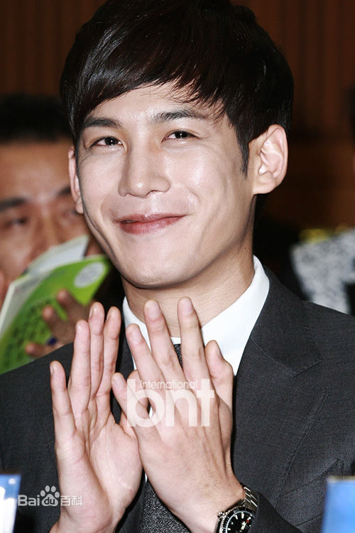 朴基雄(，Park Ki Woong，パク ギウン)出席大韩民国韩流大奖颁奖典礼前后照片