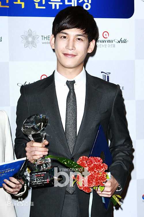 朴基雄(，Park Ki Woong，パク ギウン)出席大韩民国韩流大奖颁奖典礼前后照片