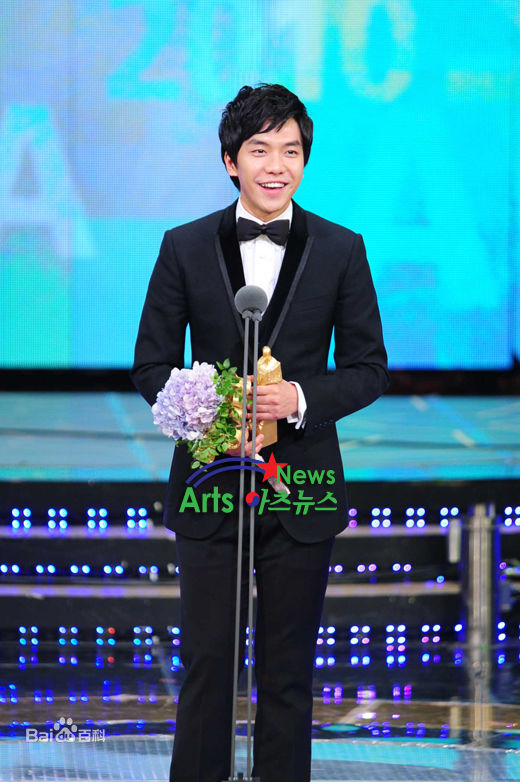 李昇基(Lee Seung Gi、イ·スンギ)获奖瞬间生活照