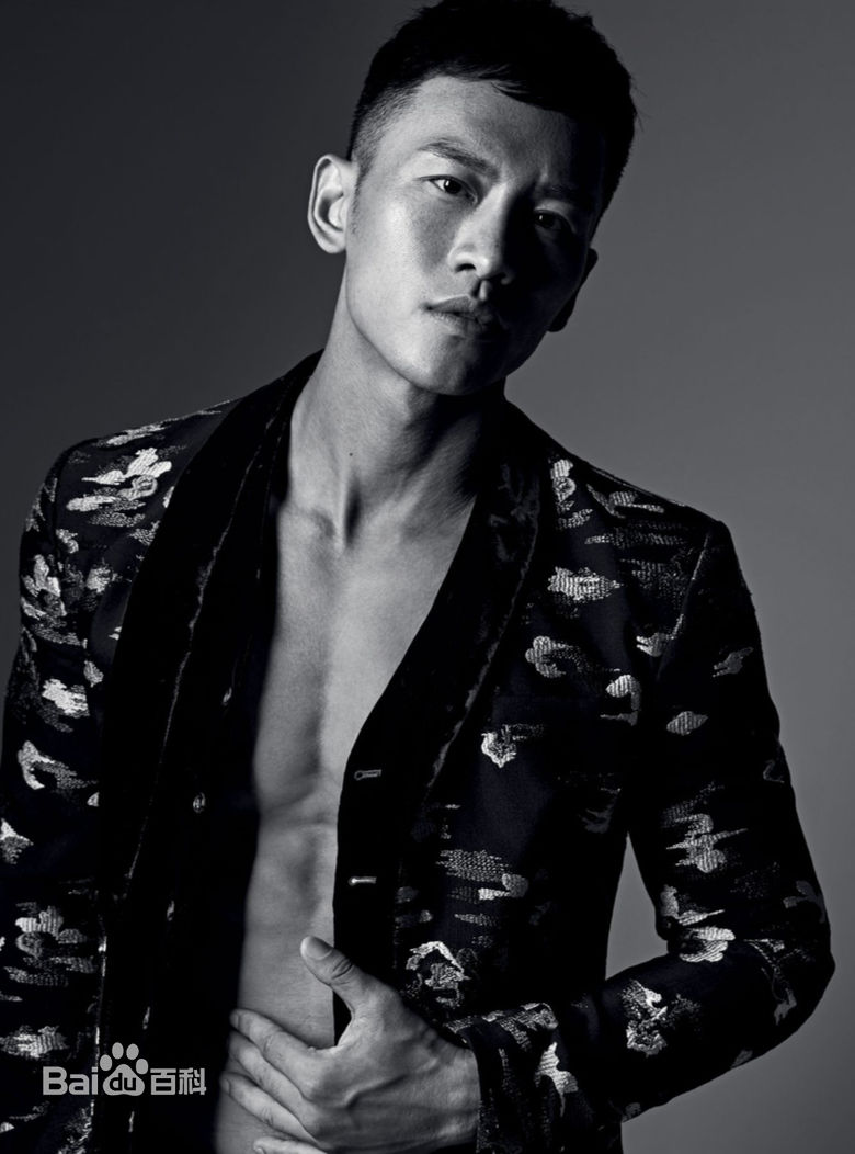 顾佑明(Youming Gu)最新《MEN’ FOLIO》杂志封面壁纸