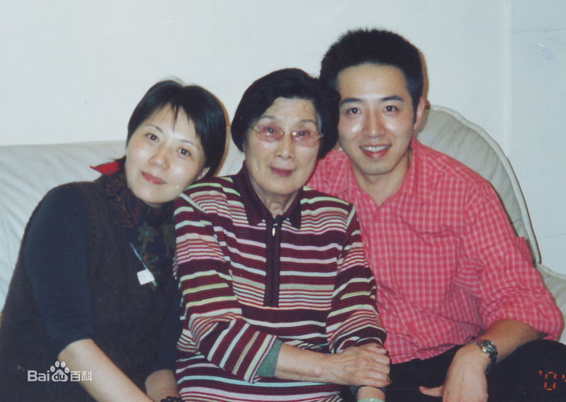 何英生活照壁纸壁纸