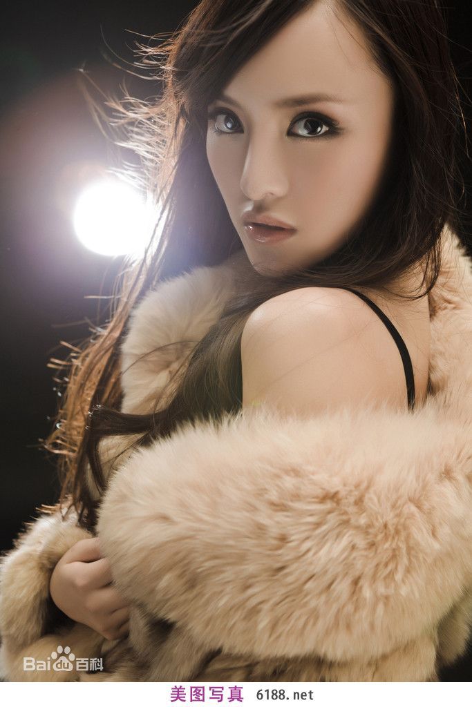 最优质卢思思生活照