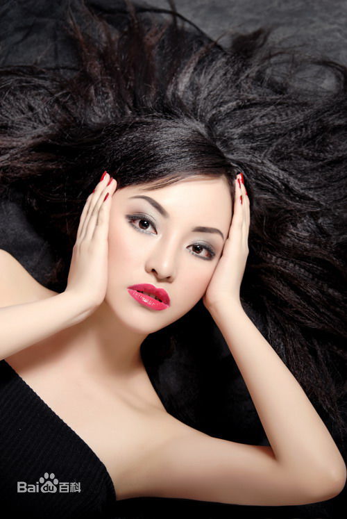 卢思思广告片生活照