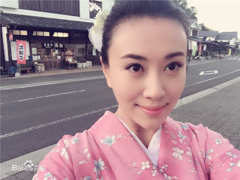 吕洁(Lu Jie)生活照素颜照壁纸