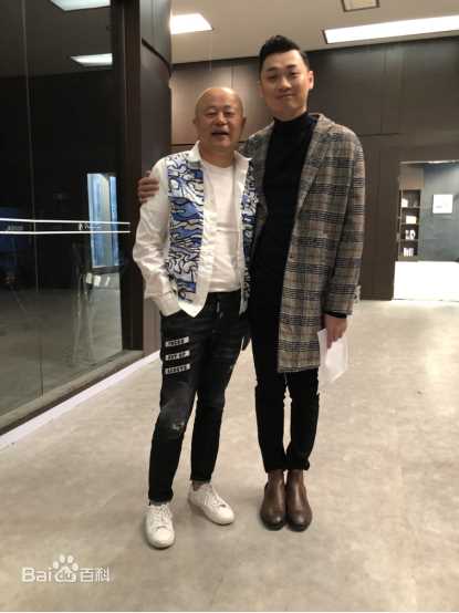 李林在电视剧《渴望生活》拍摄现场图中的