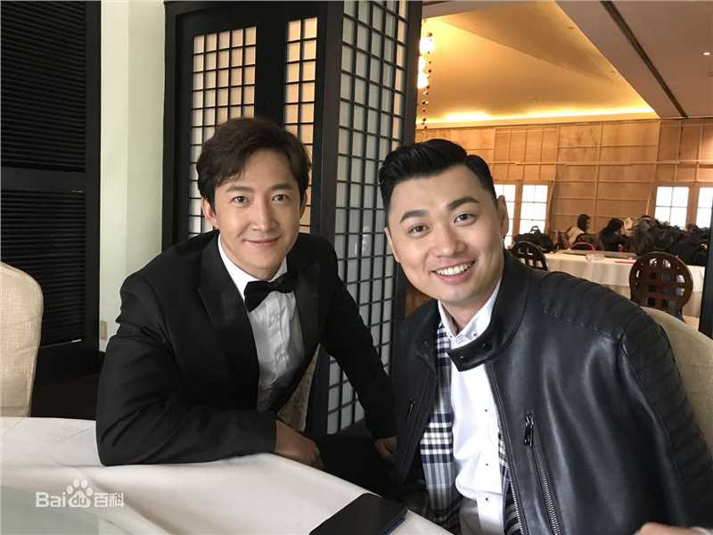 李林在电视剧《渴望生活》拍摄现场图中的