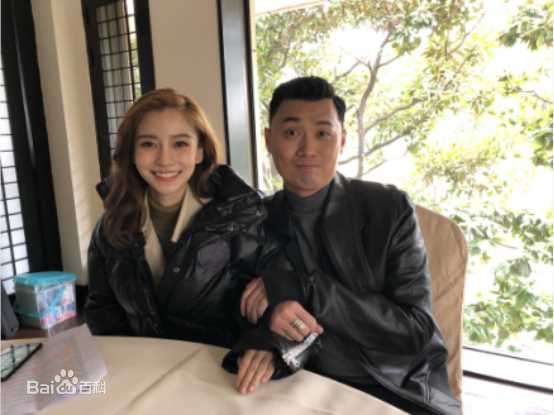 李林在电视剧《渴望生活》拍摄现场图中的