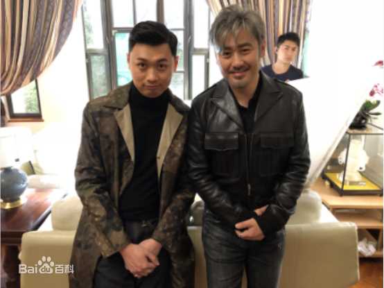 李林在电视剧《渴望生活》拍摄现场图中的