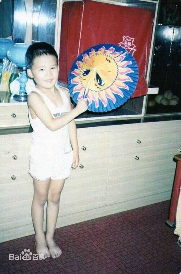 大张伟(Zhang Wei)少年时生活照