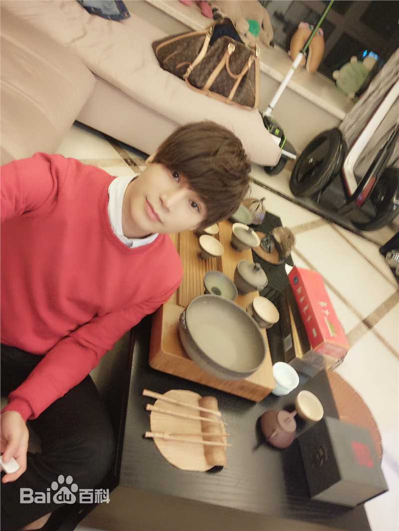 陈奕天(Eachen)：与圈中好友性感图片图集