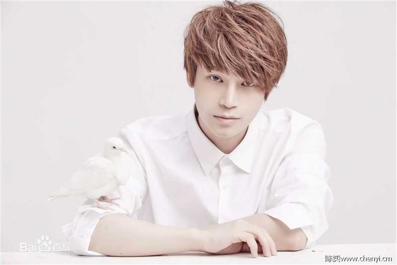 陈奕天(Eachen)：与圈中好友性感图片图集