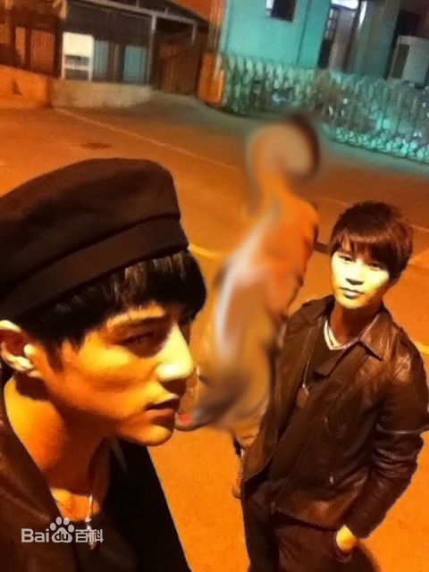 陈奕天(Eachen)：与圈中好友性感图片图集