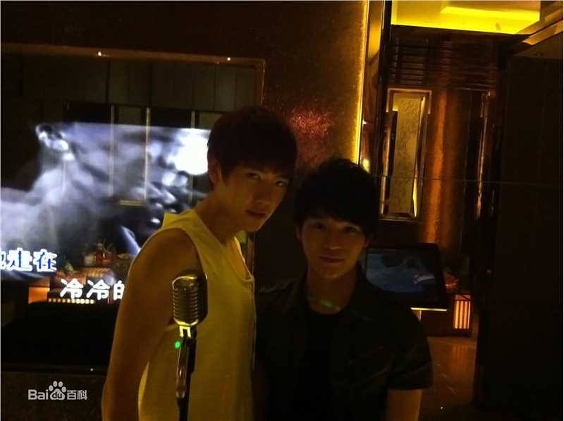 陈奕天(Eachen)：与圈中好友性感图片图集