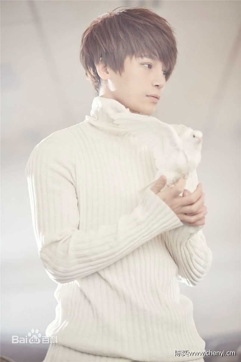 陈奕天(Eachen)：与圈中好友性感图片图集