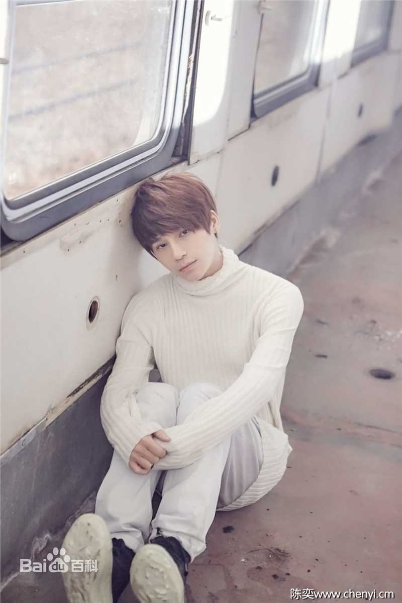 陈奕天(Eachen)：与圈中好友性感图片图集