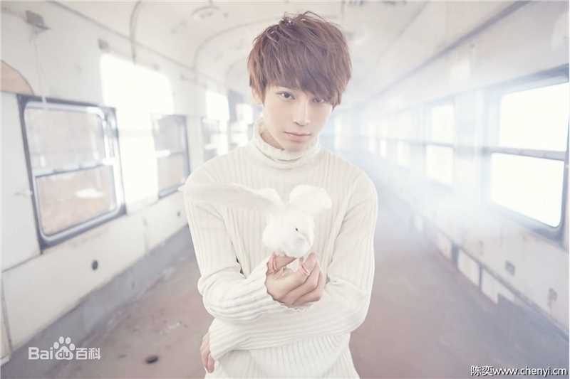 陈奕天(Eachen)：与圈中好友性感图片图集