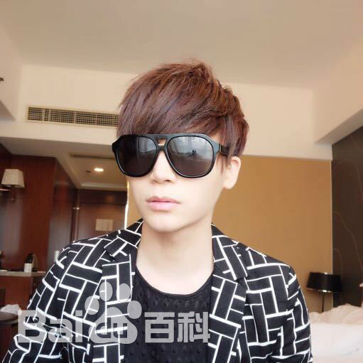 陈奕天(Eachen)：与圈中好友性感图片图集