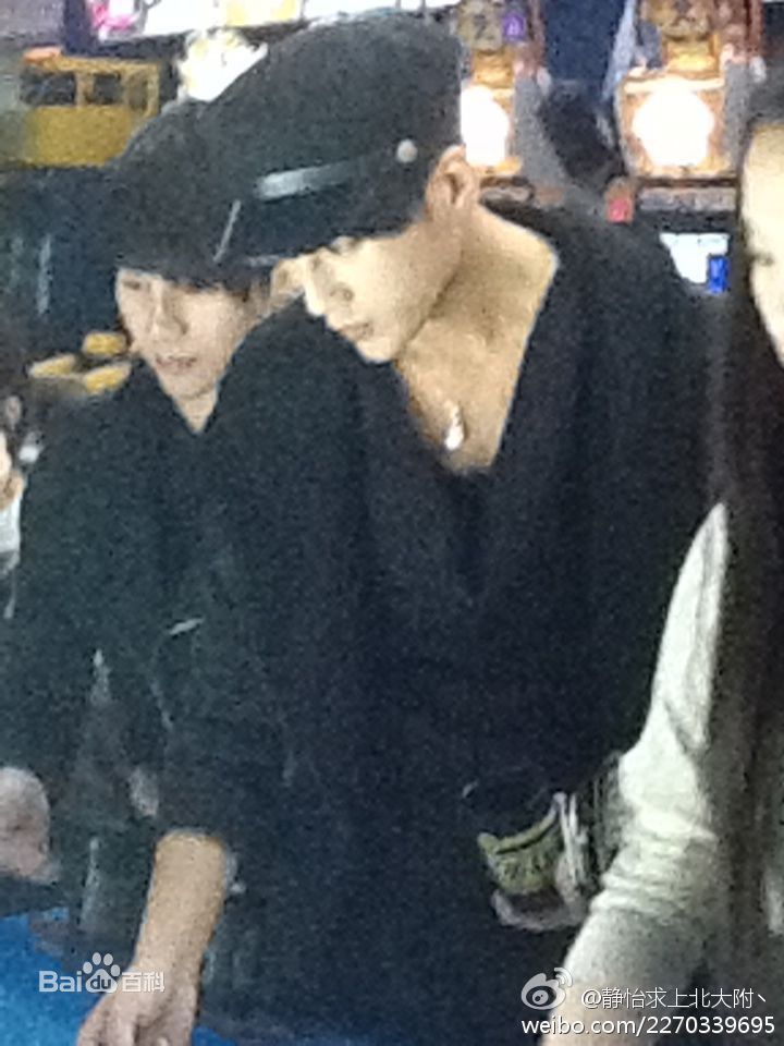 陈奕天(Eachen)：与圈中好友性感图片图集