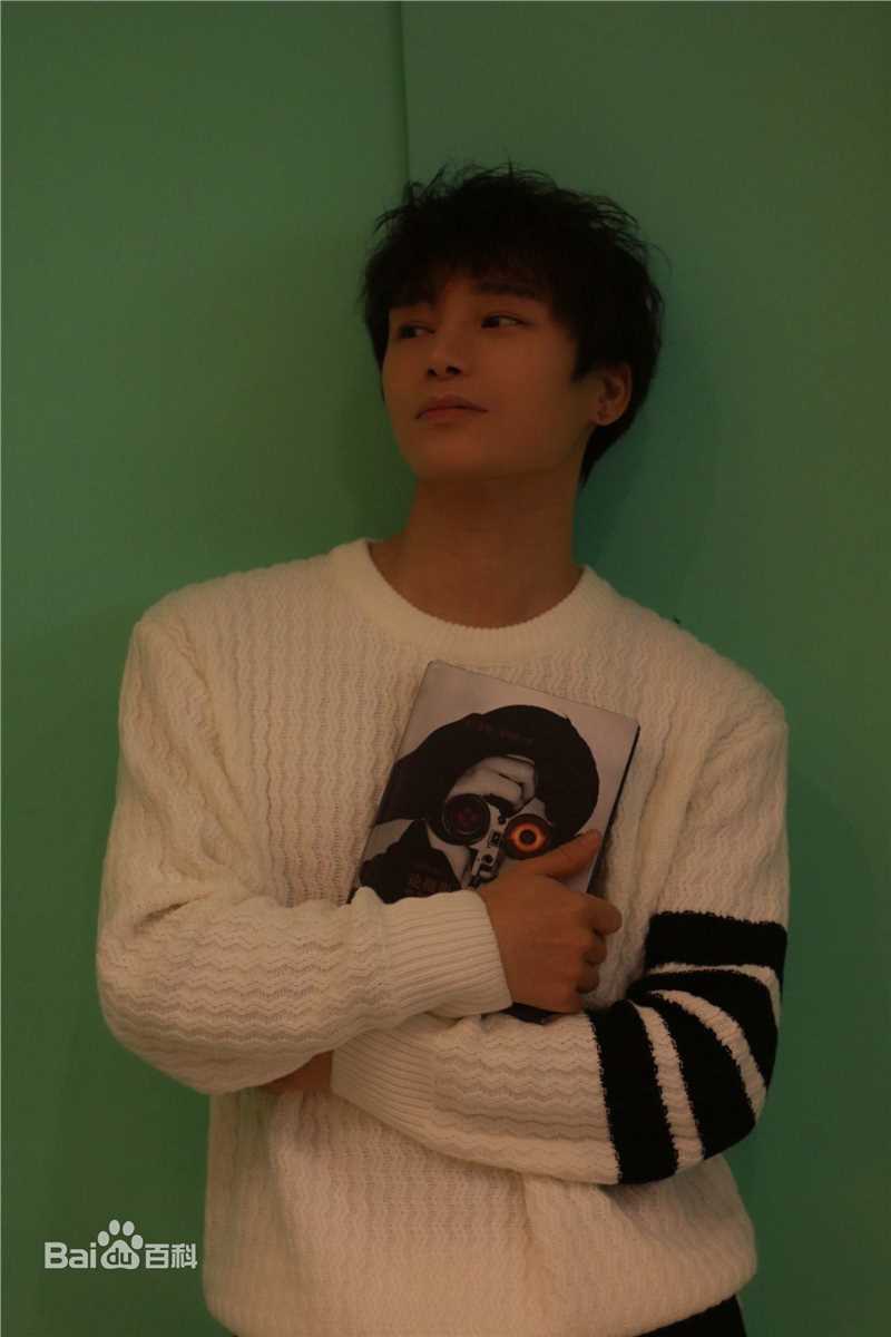 陈奕天(Eachen)绿色系列素颜照壁纸