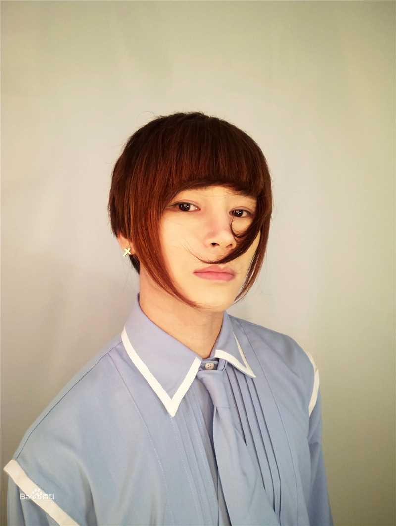 陈奕天(Eachen)长发前后照片