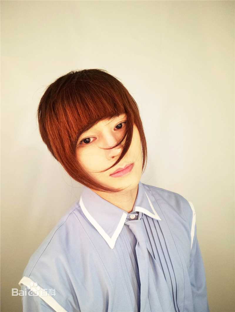 陈奕天(Eachen)长发前后照片