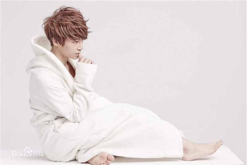 陈奕天(Eachen)最新浴袍壁纸