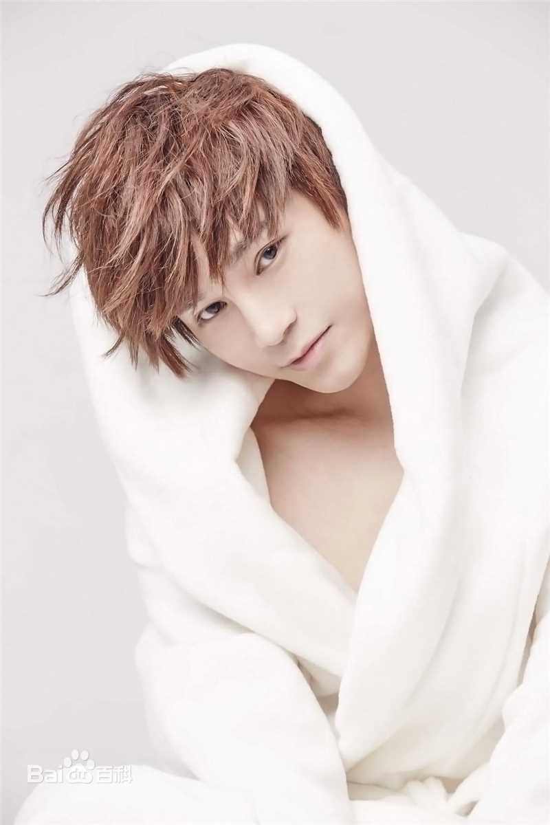 陈奕天(Eachen)最新浴袍壁纸