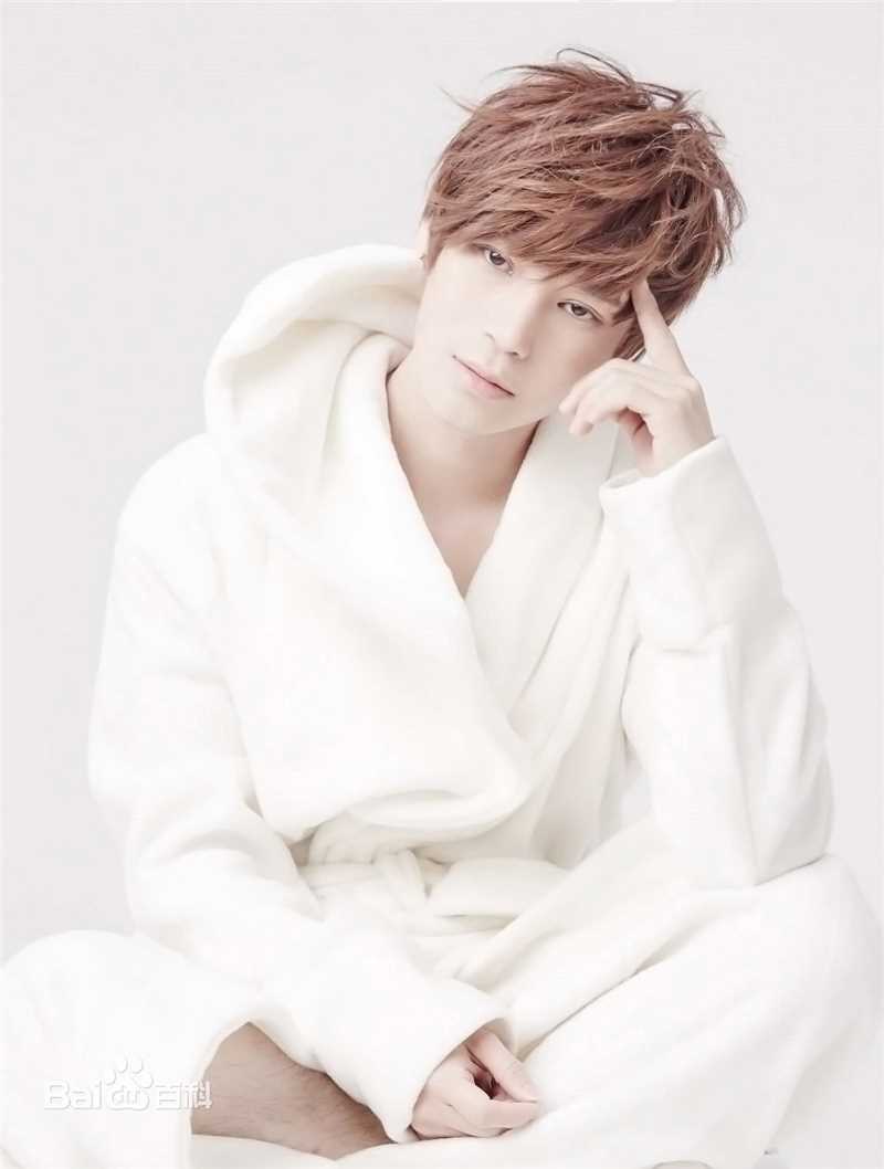 陈奕天(Eachen)最新浴袍壁纸