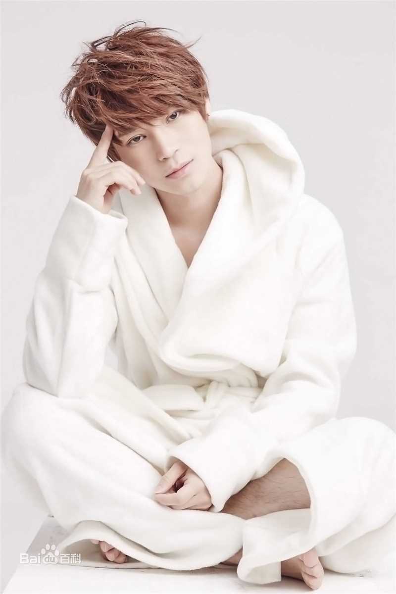 陈奕天(Eachen)最新浴袍壁纸