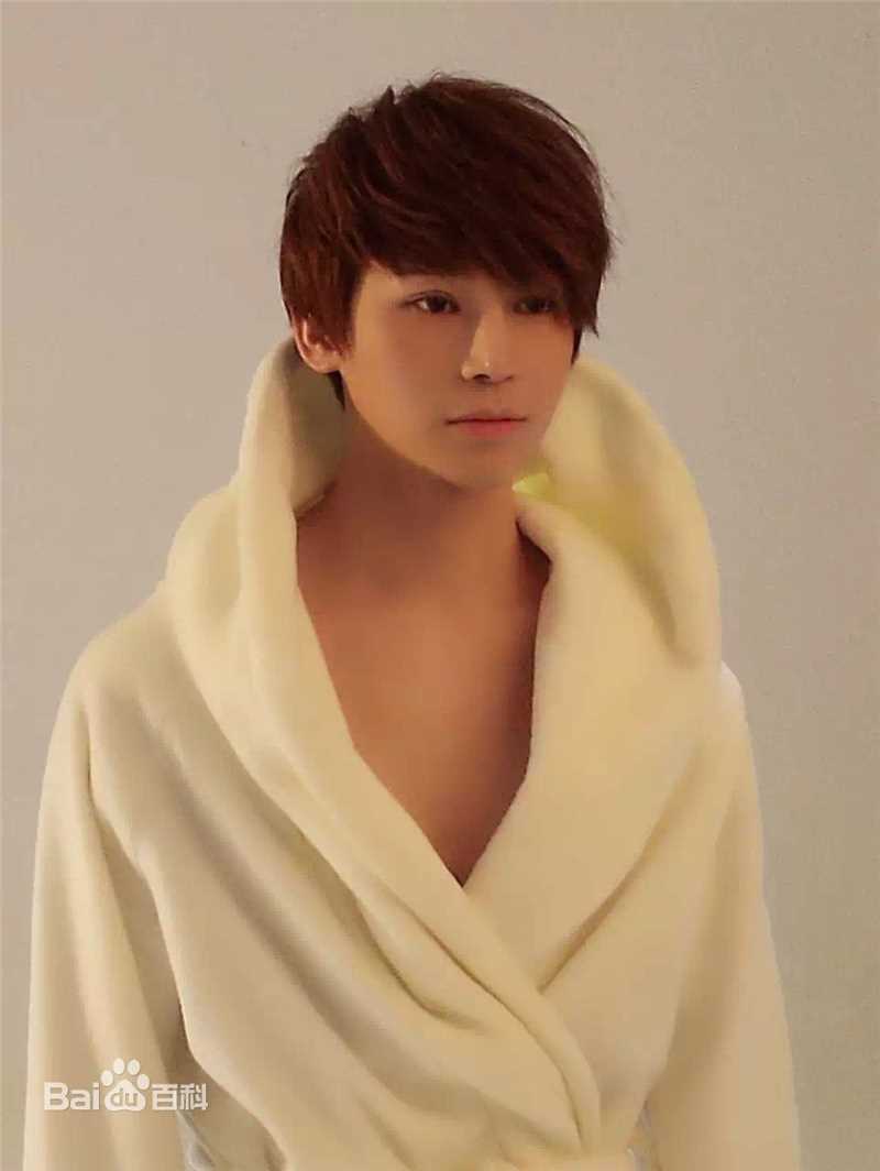 陈奕天(Eachen)最新浴袍壁纸