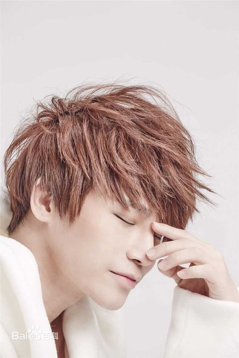 陈奕天(Eachen)最新浴袍壁纸