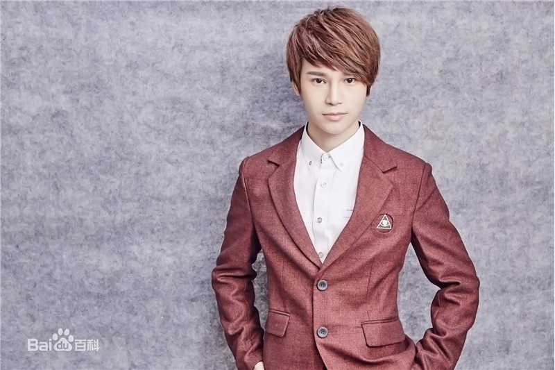 陈奕天(Eachen)红色西服性感图片壁纸