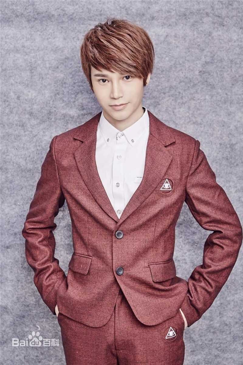 陈奕天(Eachen)红色西服性感图片壁纸