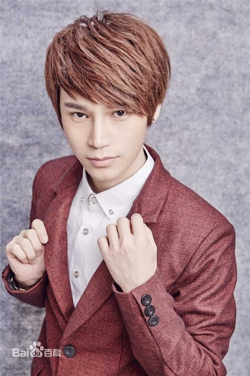 陈奕天(Eachen)红色西服性感图片壁纸