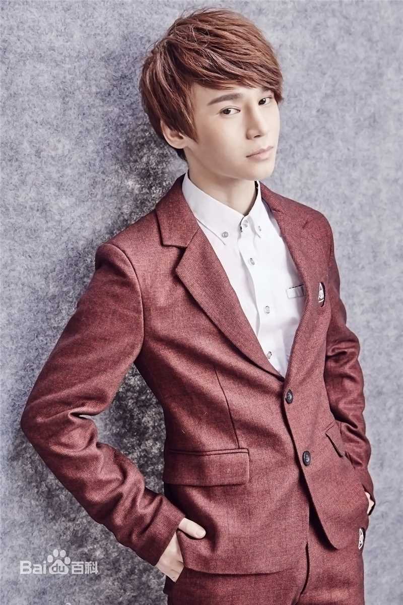 陈奕天(Eachen)红色西服性感图片壁纸