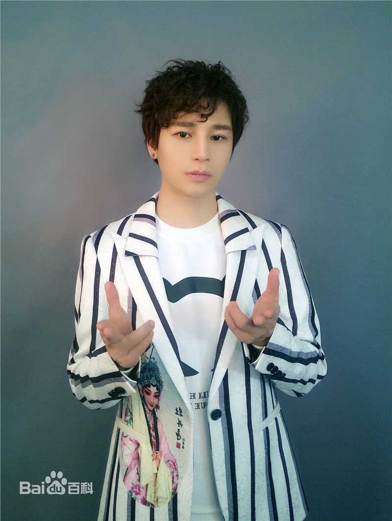 陈奕天(Eachen)斜条纹生活照