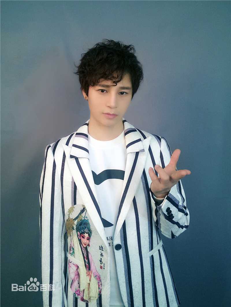 陈奕天(Eachen)斜条纹生活照