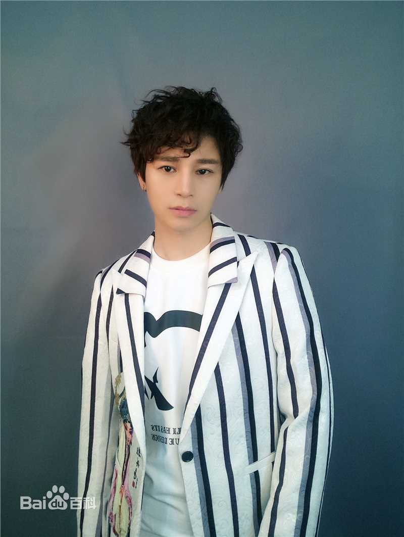 陈奕天(Eachen)斜条纹生活照