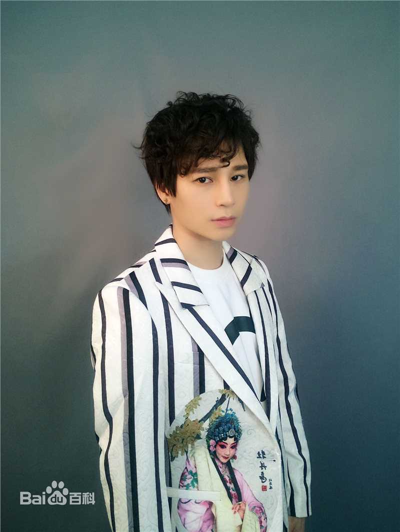 陈奕天(Eachen)斜条纹生活照