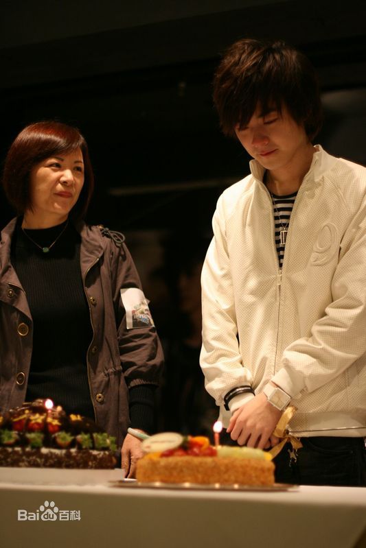 洪卓立(Ken Hung ，Hung Cheuk Lap)生日会素颜照壁纸